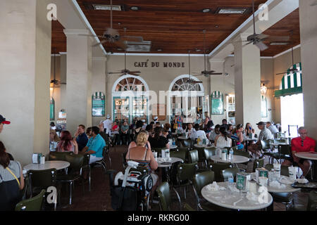 Café du Monde, einem renommierten Open-air-Coffeeshop in Decatur Street im französischen Viertel von New Orleans, Louisiana, USA. American land Stockfoto