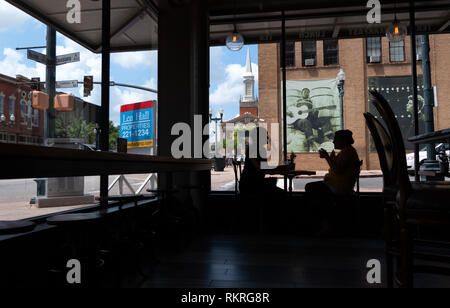 Urban Ansicht von Shreveport in Louisiana, Vereinigte Staaten von Amerika. Amerikanische Stadt mit historischen Gebäuden aus der Bar Inneneinrichtung gesehen Stockfoto