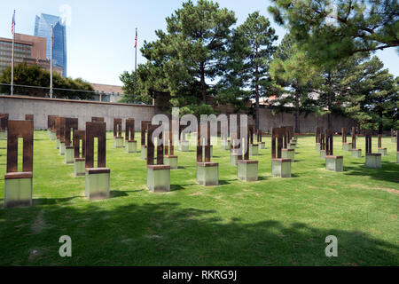 Blick auf den Bereich der leeren Stühle an der Oklahoma City National Memorial in Oklahoma City, USA Stockfoto