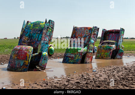 Der Cadillac Ranch, eine Kunst im öffentlichen Raum Installation und Skulptur 1974 in Amarillo, Texas, USA auf der Interstate 40 Highway erstellt Stockfoto