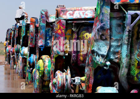 Der Cadillac Ranch, eine Kunst im öffentlichen Raum Installation und Skulptur 1974 in Amarillo, Texas, United States erstellt auf der Interstate 40 Highway Stockfoto