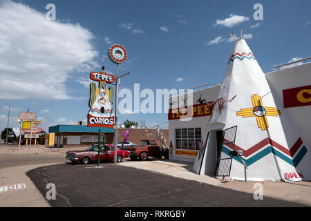 Souvenir shop für Touristen auf einem US-Highway in Santa Fe, New Mexico, Vereinigte Staaten von Amerika, entlang der legendären Route 66. Blick auf eine kleine amerikanische tow Stockfoto