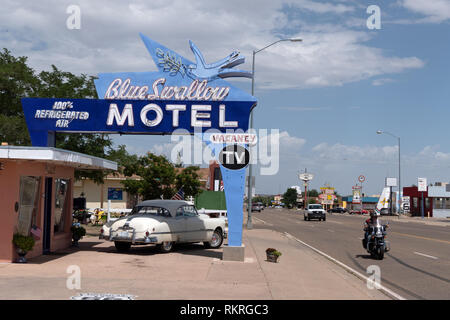 Blaue Schwalbe Motel in Santa Fe, New Mexico, Vereinigte Staaten von Amerika, entlang der Route 66. Ansicht einer amerikanischen Stadt in den USA. Landschaft und Vintage Stockfoto