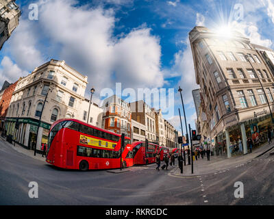 London, UK - 11. Februar 2019: Britische Architektur in der Oxford Street im Zentrum von London, mit traditionellen roten Busse transportieren touri Stockfoto