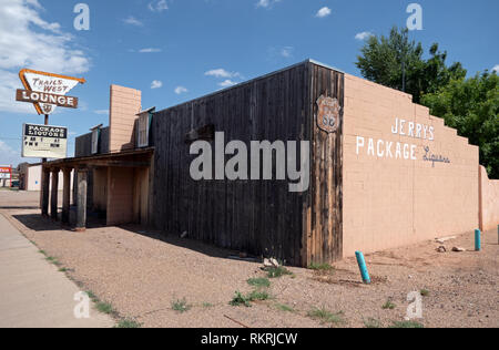 Aufgegeben, eine Lounge, eine Bar, ein Alkoholgeschäft in Santa Fe, New Mexico, Vereinigte Staaten von Amerika, entlang der legendären Route 66. Blick auf eine kleine amerikanische Stadt in Th Stockfoto