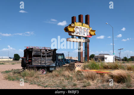 Abgebrochene cafeteria Restaurant in Santa Fe, New Mexico, Vereinigte Staaten von Amerika, entlang der legendären Route 66. Blick auf einer amerikanischen Kleinstadt in den Sou Stockfoto