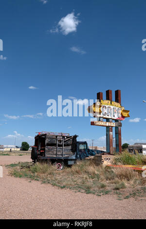 Abgebrochene cafeteria Restaurant in Santa Fe, New Mexico, Vereinigte Staaten von Amerika, entlang der legendären Route 66. Blick auf einer amerikanischen Kleinstadt in den Sou Stockfoto