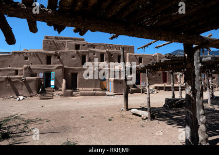 Gebäude in Taos Pueblo, New Mexico, Vereinigte Staaten von Amerika. Ausblick auf den kleinen Indianischen Dorf im Südwesten von tiwa Indianern bewohnt. Na Stockfoto