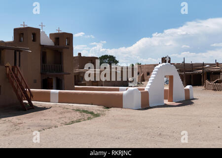 Alte Katholische Kirche, Taos Pueblo, Santa Fe County, Ohio, Vereinigte Staaten von Amerika. Ausblick auf den kleinen Indianischen Dorf im Südwesten. Na Stockfoto