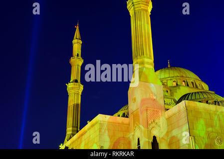 Beleuchtete Moschee in Sharjah, VAE, während Licht Festival Stockfoto