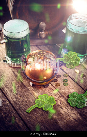 St Patrick's Day noch Leben mit Kessel von Goldmünzen, grün Bier und Shamrock Stockfoto