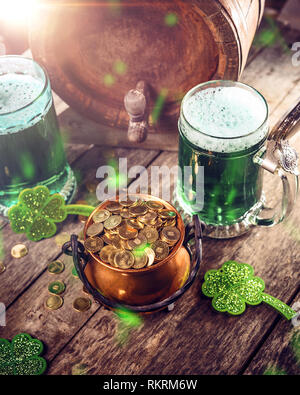 Traditionellen irischen St. Patrick's Day Symbole gree Bier, Klee, treibt und Münzen auf Holz- Hintergrund Stockfoto