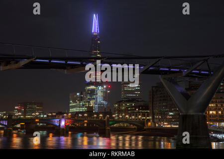 The Shard mit speziellem beleuchteten Turm & Millennium Bridge in London, England. Stockfoto