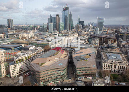 Ansicht der Stadt von London, als von der Golden Gallery von St. Paul's Cathedral. Eine neue Änderung wird im Vordergrund. Stockfoto