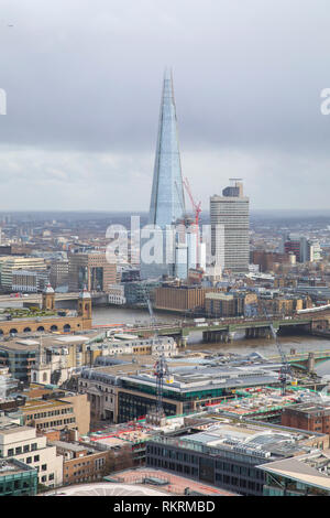 Der Shard und Guy's Hospital als von der Golden Gallery von St. Paul's Cathedral, London gesehen. Stockfoto