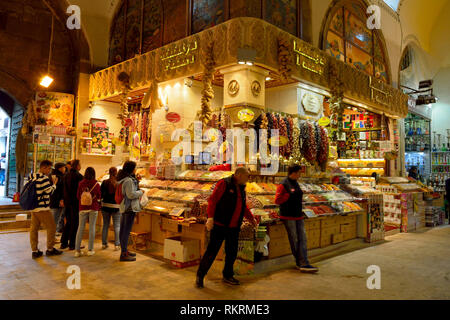 Istanbul, Türkei - 23 April, 2017. Innenansicht der Große Basar in Istanbul, mit Gewerbe und Menschen. Stockfoto