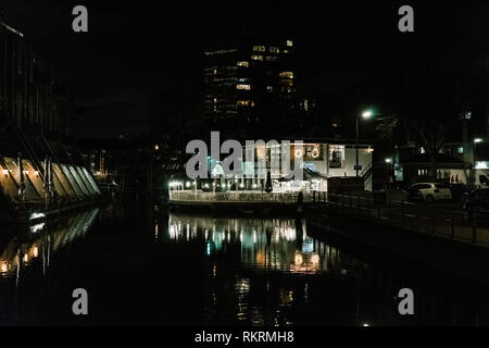 Beleuchtete Restaurant in Rotterdam bei Nacht Stockfoto