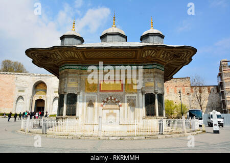 Istanbul, Türkei - 23 April, 2017. Der Brunnen von Sultan Ahmed III., vor dem Kaiserlichen Tor der Topkapi-Palast in Istanbul, mit Menschen. Stockfoto