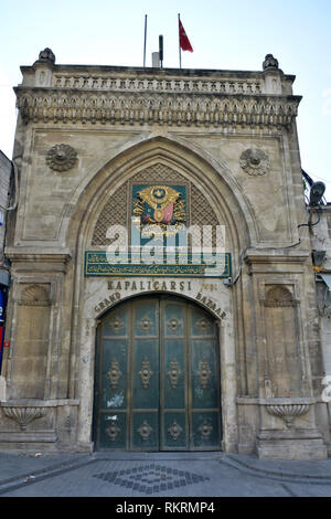 Istanbul, Türkei - 23 April, 2017. Nuruosmaniye Tor der Große Basar in Istanbul, mit Fahnen und Inschriften in Türkisch und Arabisch. Stockfoto