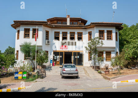 Akyaka, Mugla, Türkei - 30. Juli 2016. Gebäude der belediye Stadtverwaltung von Akyaka Dorf in der Provinz Mugla in der Türkei, mit dem Auto. Stockfoto