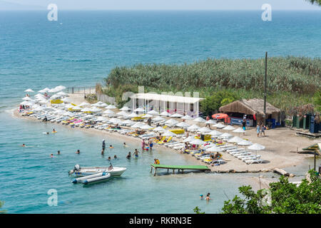 Akyaka, Mugla, Türkei - 30. Juli 2016. Cinar Beach in der Nähe von Akyaka Dorf in der Provinz Mugla in der Türkei, mit Menschen. Stockfoto