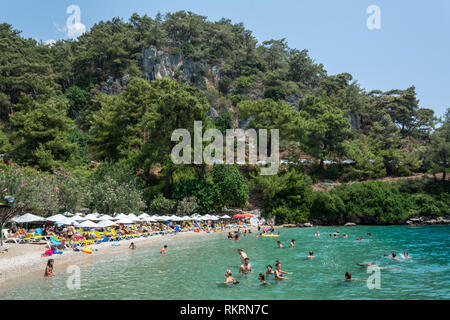 Akyaka, Mugla, Türkei - 30. Juli 2016. Cinar Beach in der Nähe von Akyaka Dorf in der Provinz Mugla in der Türkei, mit Menschen. Stockfoto