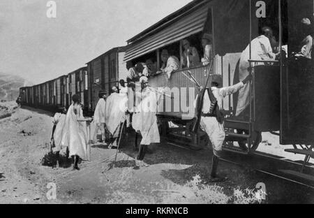 Afrika, Eritrean ascari Zivil- und hop auf dem Zug, 1900-10 Stockfoto