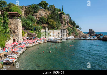 Antalya, Türkei - 31. August 2016. Mermerli Strand in Antalya, mit Menschen. Stockfoto