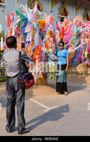 Thai Leute, die Bilder während der Tempel besuchen, Chiang ai, Thailand Stockfoto