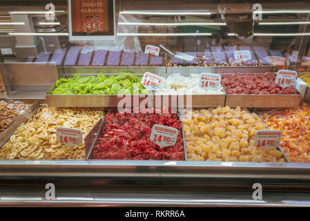 Getrocknete Früchte für den Verkauf auf einem Marktstand in der zentralen Markt, Mercado Central, in Valencia, Spanien. Stockfoto