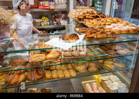 Kuchen und Gebäck in einer Bäckerei in der Stadt Valencia, Spanien. Stockfoto