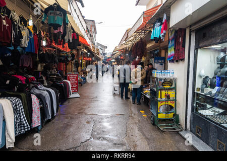 Izmir, Türkei - 26. Januar 2019. Blick auf Havra Sokak Straße in Kemeralti Markt in Izmir, mit Geschäften und Menschen. Stockfoto