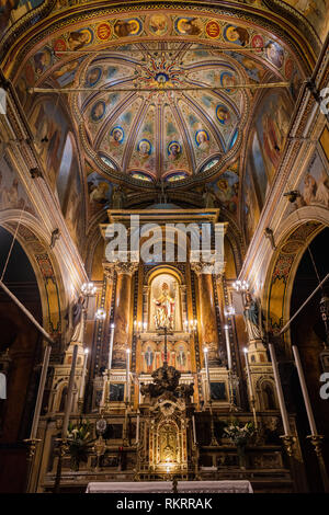 Izmir, Türkei - 26. Januar 2019. Hauptaltar der Kirche des Hl. Polykarp in Izmir. Stockfoto