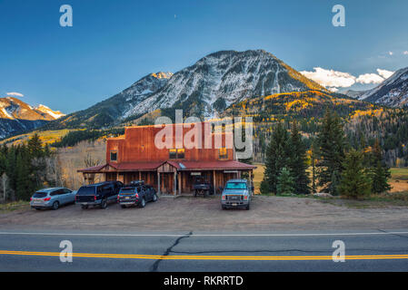 Marmor, Colorado, USA - Oktober 13, 2018: Home im schönen Colorado Landschaft mit zerklüfteten Berg in herbstlichen Farben. Stockfoto