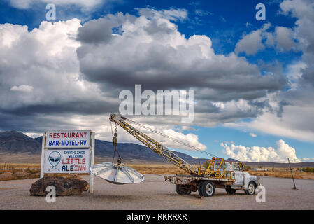 Rachel, Nevada, USA - 22. Oktober 2018: Vintage Pickup Truck mit einem Objekt ähnlich UFO entfernt entlang der berühmten extraterrestrial Highway in Beim Stockfoto