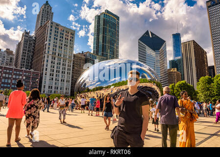 Touristen, die sich in der Millennium Park rund um das Cloud Gate in Chicago Stockfoto