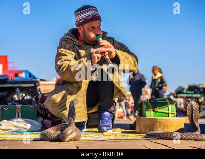 Schlangenbeschwörer spielt Musik für seine Cobra am Jemaa el-Fnaa Platz in Marrakesch