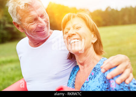 Zwei verliebte Senioren gehen als Paar im Park Stockfoto