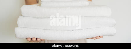 Eine Frau hält ein weißer Bettwäsche. Konzept der Service in Hotels, Wäscherei, Spa BANNER, lange Format Stockfoto