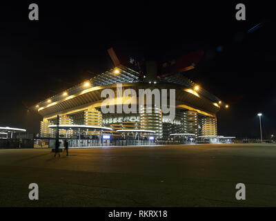 Das San Siro Stadion Haus von Inter Mailand und AC Milan Fußball Fußball Clubs in Mailand Italien durch die Nacht. Es ist auch als Giuseppe Meazza Stadion bekannt. Stockfoto