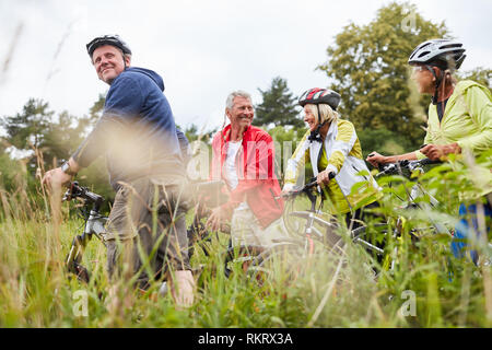 Gruppe der Senioren auf dem Fahrrad tour oder Bike Tour als Radfahren Urlaub Stockfoto