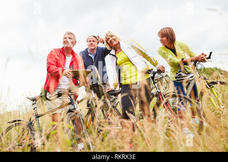 Gruppe von Senioren geht auf eine Fahrt mit dem Fahrrad und erforscht die Natur Stockfoto