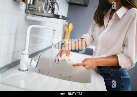 Nähe zu Händen von Frau Abwasch in der modernen Küche Stockfoto