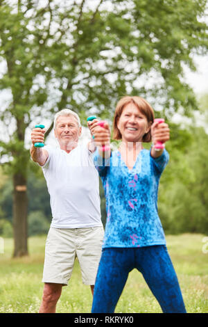 Athletische senior Paar tun Krafttraining mit Hanteln in rehab Stockfoto