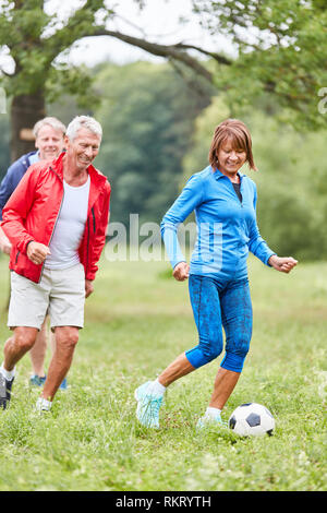 Aktive Senioren spielen Fußball in Sport oder beim Sport Festival Stockfoto