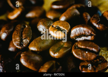 Detail von gerösteten Kaffeebohnen, in Kolumbien produziert. Stockfoto