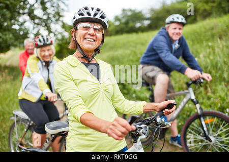 Entscheidenden Gruppe Senioren fahren in den Urlaub mit dem Fahrrad in der Natur Stockfoto