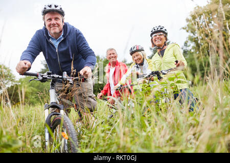 Aktive Gruppe von Senioren gemeinsam beim Radfahren in der Natur Stockfoto