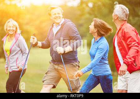 Senioren wandern gemeinsam auf Wanderung in der Natur im Sommer Stockfoto