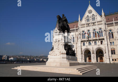 Eine montierte Statue von Graf Gyula Andrássy (Ungarns Ministerpräsident von 1867 bis 1871), ungarischen Parlament, Budapest, Ungarn. Stockfoto